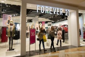 Forever 21 quiebra y cierre de 178 tiendas en Estados Unidos