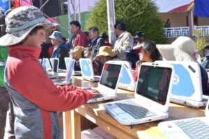 Computadoras Quipus entregadas a estudiantes del área rural