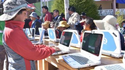 Computadoras Quipus entregadas a estudiantes del área rural