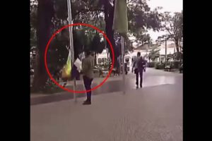 Aprehensión de jóvenes por quitar la Whipala en la Plaza 24 de Septiembre