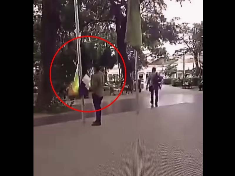 Aprehensión de jóvenes por quitar la Whipala en la Plaza 24 de Septiembre