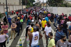 Largas filas en las mesas electorales durante comicios en Ecuador