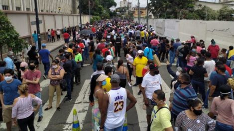Largas filas en las mesas electorales durante comicios en Ecuador