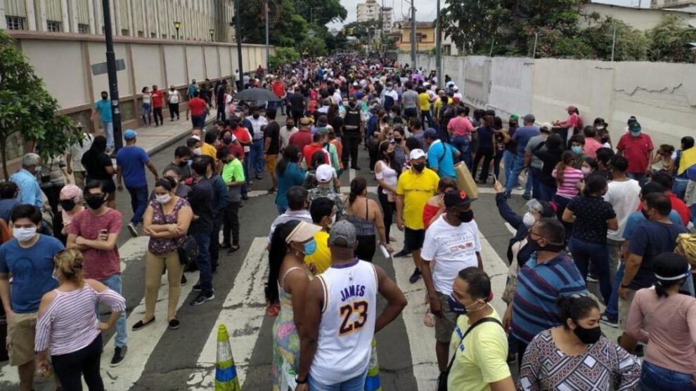 Largas filas en las mesas electorales durante comicios en Ecuador