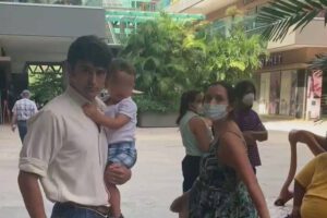 Hombre que pateó a una mujer en un centro comercial