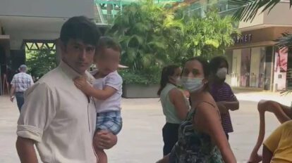 Hombre que pateó a una mujer en un centro comercial
