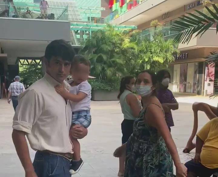Hombre que pateó a una mujer en un centro comercial