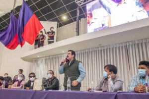 Manfred Reyes Villa durante un acto de campaña