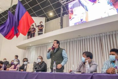 Manfred Reyes Villa durante un acto de campaña