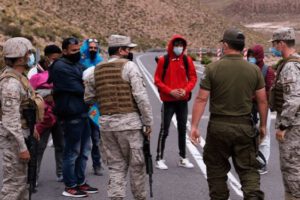 Chile expulsa a migrantes irregulares en la frontera con Bolivia
