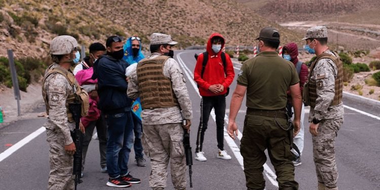 Chile expulsa a migrantes irregulares en la frontera con Bolivia