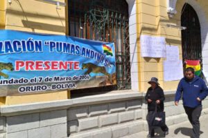 Pumas Andinos cierran puertas de la Alcaldía reclamando derecho propietario