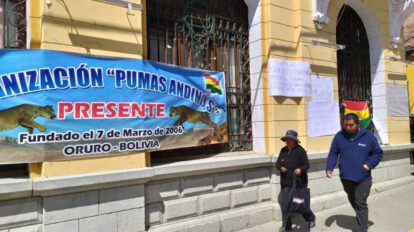 Pumas Andinos cierran puertas de la Alcaldía reclamando derecho propietario