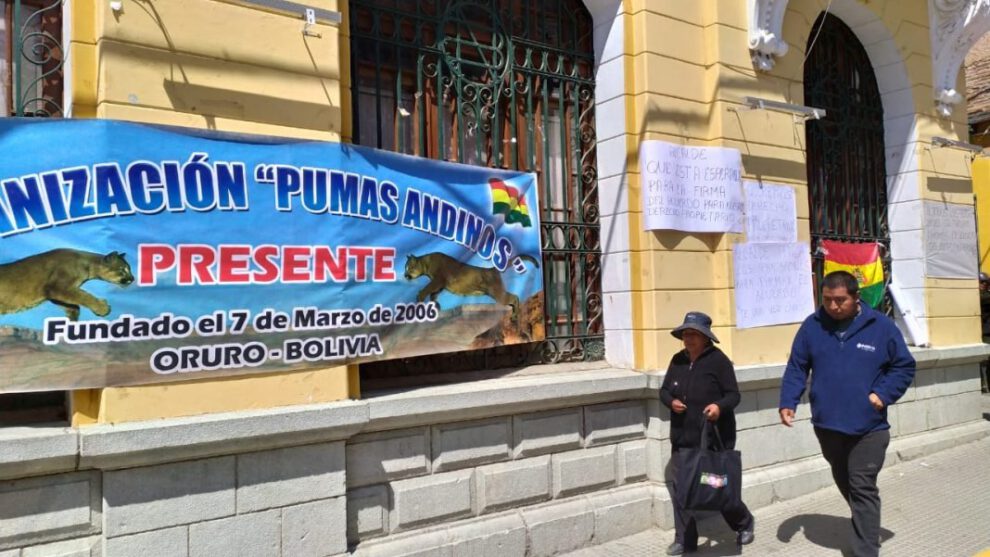 Pumas Andinos cierran puertas de la Alcaldía reclamando derecho propietario