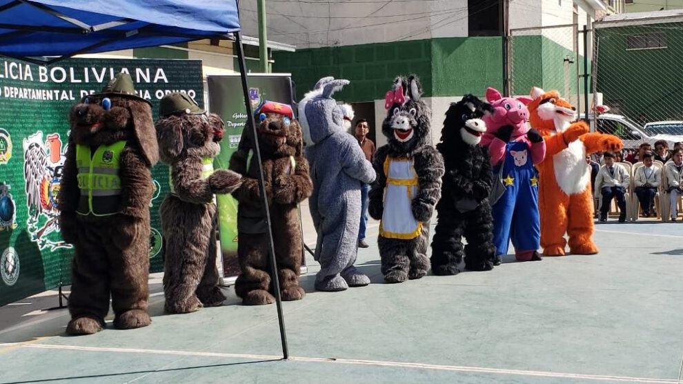 Mascotas de la Policía junto a Paquito en acto de concienciación