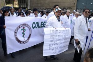 Médicos advierten con huelga indefinida por la Ley de Emergencia Sanitaria