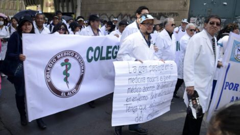 Médicos advierten con huelga indefinida por la Ley de Emergencia Sanitaria