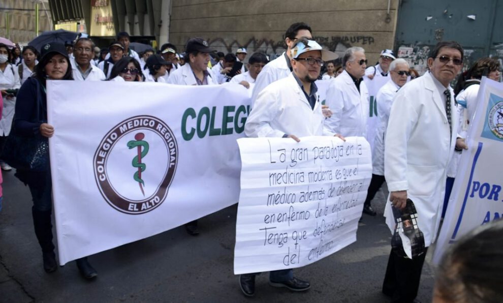 Médicos advierten con huelga indefinida por la Ley de Emergencia Sanitaria