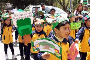 Alumnos del kínder Oscar Alfaro celebran el Día del Árbol