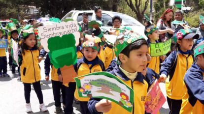 Alumnos del kínder Oscar Alfaro celebran el Día del Árbol