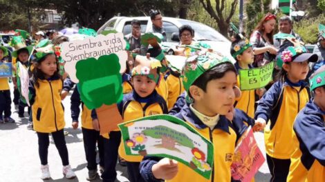 Alumnos del kínder Oscar Alfaro celebran el Día del Árbol