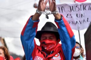 Tata Quispe camina hasta la Fiscalía desafiando a ser encarcelado