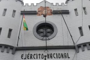 Retiro del Escudo de Bolivia en el cuartel de Sucre