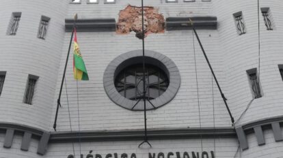 Retiro del Escudo de Bolivia en el cuartel de Sucre