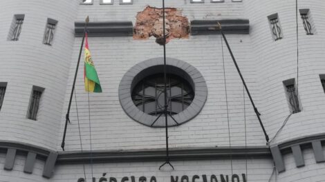 Retiro del Escudo de Bolivia en el cuartel de Sucre