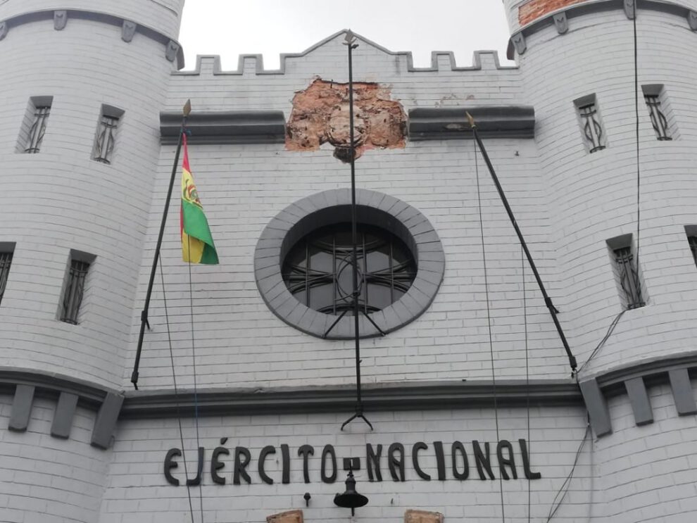 Retiro del Escudo de Bolivia en el cuartel de Sucre