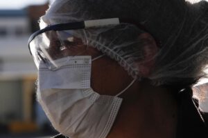 Enfermos peregrinan por atención médica ante paro del sector de salud