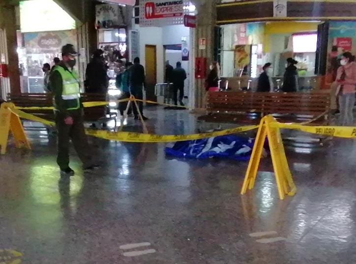 Mujer fallece en terminal de buses en Cochabamba