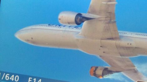 Boeing 777 falla de motor en pleno vuelo