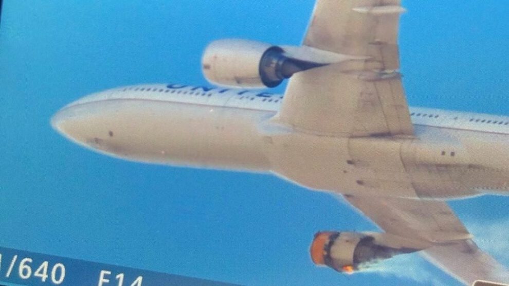 Boeing 777 falla de motor en pleno vuelo