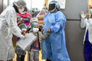 Niños abandonan el hospital tras vencer el Covid-19