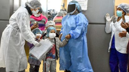 Niños abandonan el hospital tras vencer el Covid-19