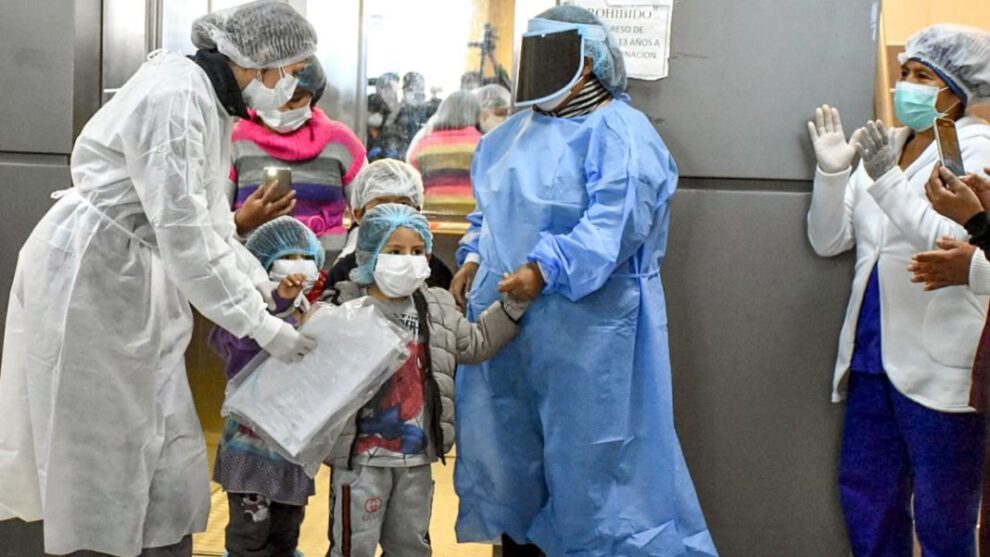 Niños abandonan el hospital tras vencer el Covid-19