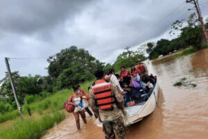 Evacuación de familias en Porvenir por la Armada Boliviana