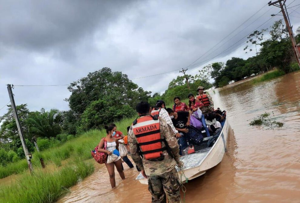 Evacuación de familias en Porvenir por la Armada Boliviana