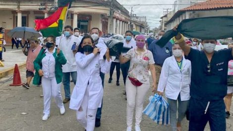 Personal de Salud en manifestación por el paro indefinido de médicos