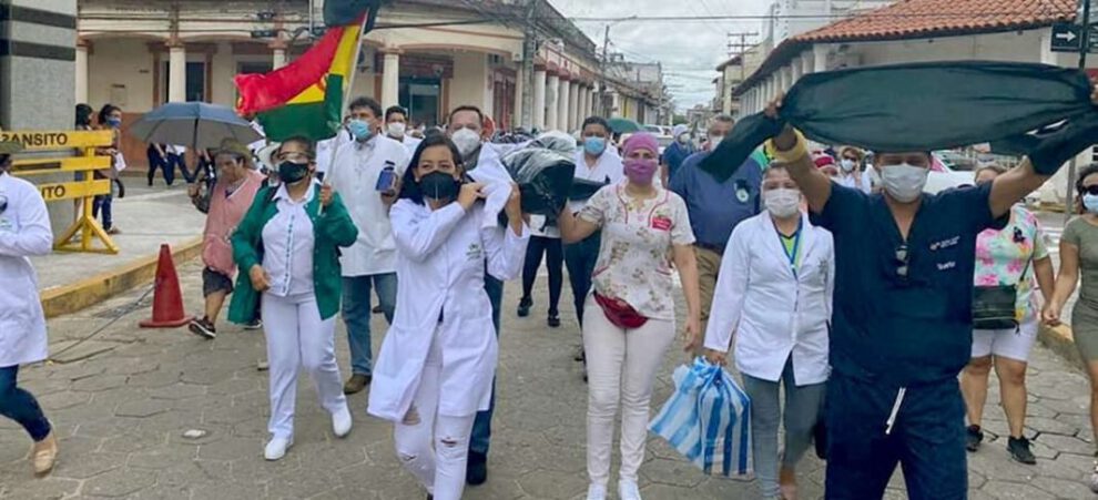 Personal de Salud en manifestación por el paro indefinido de médicos
