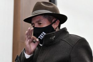 Tata Quispe desafía a Santos Quispe en debate sobre liderazgo político