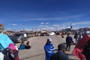 Bloqueo en Oruro por vecinos en rechazo a avasallamientos