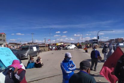 Bloqueo en Oruro por vecinos en rechazo a avasallamientos