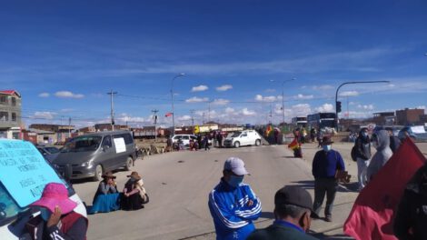 Bloqueo en Oruro por vecinos en rechazo a avasallamientos