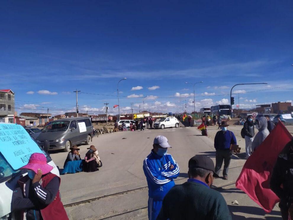 Bloqueo en Oruro por vecinos en rechazo a avasallamientos