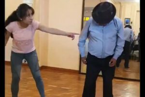 Tata Quispe danza Tinku motivando a jóvenes
