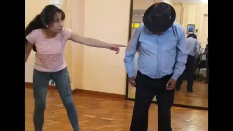 Tata Quispe danza Tinku motivando a jóvenes