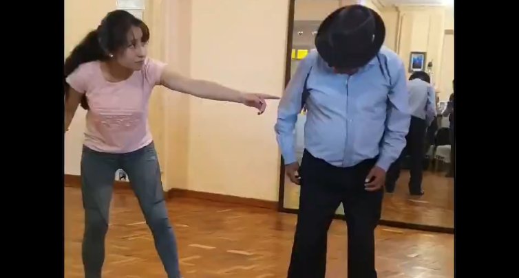 Tata Quispe danza Tinku motivando a jóvenes