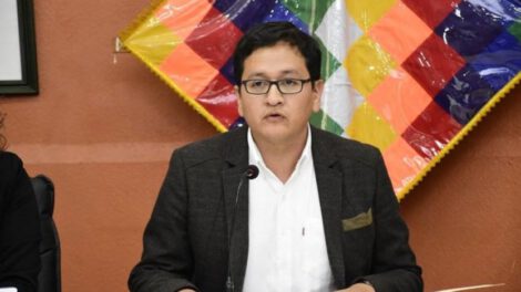 Viceministro Terrazas denuncia presiones internas para que trabajadores de salud acaten el paro